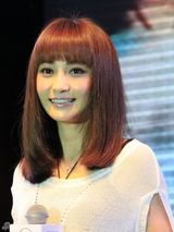 组图：姚笛出席活动粉丝雨中集体求婚