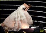 组图：劳伦斯获最佳女主角 上台激动摔倒