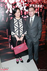 组图：电影《扎职》香港首映 温碧霞粉裙夺目