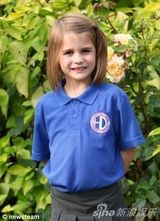 组图：哈里王子举哭泣女孩骑大马 跳舞哄其开心