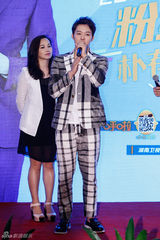 组图：朴有天挑逗粉丝称“我的女神就是你”