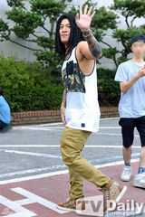 组图：4minute泫雅参加彩排 戴墨镜尽显女王风范