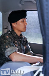 组图：韩星生菜退伍不见笑颜 曾卷特惠入院风波