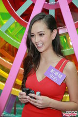 组图：岑丽香小秀香肩不敌Jessica C性感事业线