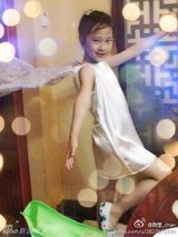 组图：《还珠》曝罕见搞怪照 柳红8岁女儿漂亮