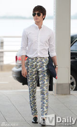 组图：《无挑》应援团赴巴西 机场时尚大比拼