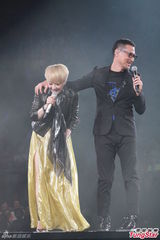 组图：陈慧娴张学友亲吻无顾忌 演唱会变老友会