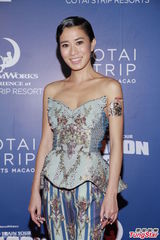 组图：佘诗曼蝴蝶装秀美胸 称若生子就隐退