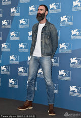 组图：《旁道》发布 导演大胡子抢镜女主献飞吻