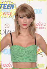 组图：斯威夫特露小蛮腰气质出众 吊带装秀美胸