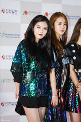 独家：韩女团同场争人气 抛胸露腿抢风头