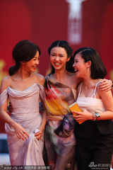 组图：莫小棋叶璇红毯女女吻 陈坤卖萌成表情帝