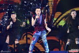组图：多变哈林(庾澄庆)唱金曲 登小巨蛋万人同欢
