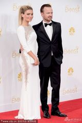 组图：亚伦-保尔领结正装亮相艾美红毯