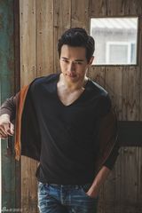 组图：高云翔休闲写真硬朗有型 展深沉魅力