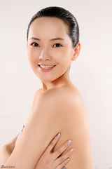 组图：斯琴高丽精致妆容 香肩外漏尽显迷人气质