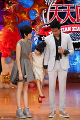 组图：爸爸之夜玩转益智游戏 黄磊陆毅刮亲情风