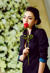 组图：柳岩曝中性硬朗写真 铿锵玫瑰帅气干练