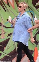 组图：斯嘉丽挺大肚吃冰激凌 穿牛仔衫臃肿身材