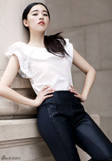 组图：阚清子化身黑骑士 皮裤加身酷劲儿足