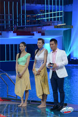 组图：《中国星跳跃》周韦彤青花瓷泳衣展风情