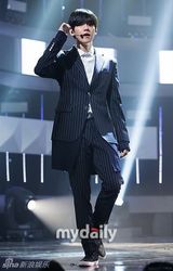 组图：《MCD》众星献唱 EXO11人献双曲舞台