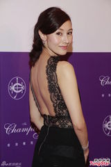 组图：李嘉欣蕾丝晚装露美背 自曝入院做检查