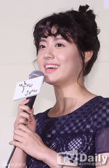 组图：金贤珠出席发布 透视白裙纯美性感