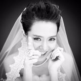 组图：戚薇李承铉婚照曝光 搞怪神情恩爱秀婚戒