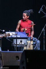 组图：野孩子乐队中秋开唱 罗琦助阵表演