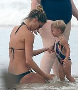 组图：辣妈邦辰比基尼度假 一人抱俩娃变女汉子