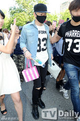 组图：Super Junior回归赴电视台彩排 粉丝围堵拍照忙