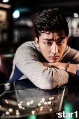 组图：《青春》柳演锡三人帮写真 展复古诱惑