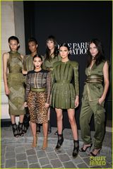 组图：卡戴珊与妹巴黎看秀 身高无优势曲线赢定