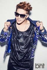 组图：2PM成员Jun.K写真 鲜艳潮搭个性足