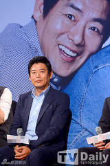 组图：赵寅成孔孝真深情对视 浪漫甜蜜