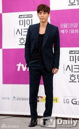 组图：刘仁娜出席发布会 高腰短裙秀美腿