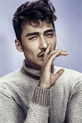 组图：胡兵曝素描感写真 优美轮廓形似复古雕像