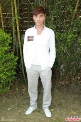 组图：蔡少芬依偎老公张晋 主动骑档秀恩爱