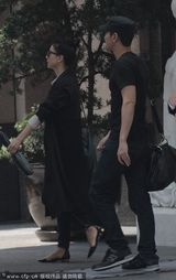 组图：赵又廷帮高圆圆买早饭 情侣装同出酒店