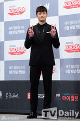 组图：《高校处世王》徐仁国呆萌剪刀手掳芳心