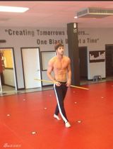 组图：最帅武打明星爆红 腹肌诱惑笑容迷人