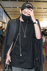 组图：吴亦凡解约后回国 戴口罩现身被粉丝拥堵