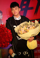 组图：快男携合辑北京首签 歌迷力挺人气爆棚