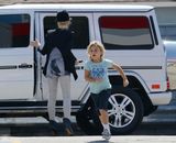 组图：酷妈格温-斯蒂芬妮型爆装扮带两子出行