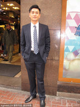 黄宗泽自曝被百人围攻乱摸 否认搭胡杏儿好友