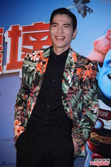 组图：萧敬腾亮相首映会 花西装惹眼抢镜