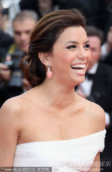 幻灯图集：女星大秀美背香肩性感泄春光