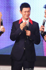 组图：范冰冰豪放撩裙险走光 黄晓明表情搞笑