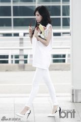 组图：4minute泫雅现身机场 纯白造型清纯可爱